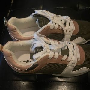 Women’s Stylist Tennis Shoes